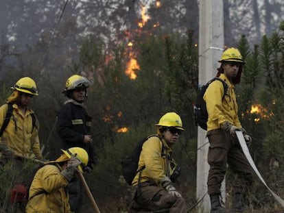 Los bomberos trabajan en el incendio de Valpara&iacute;so. 