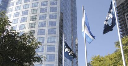 Vista de la sede de la petrolera Argentina YPF, en Buenos Aires.