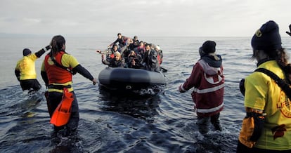 Un grupo de inmigrantes llega a la isla de Lesbos.