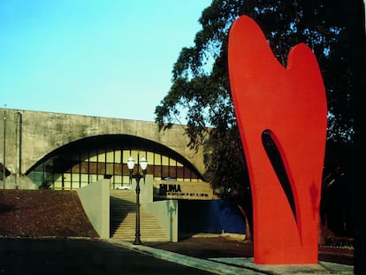 Escultura da artista em museu de Curitiba.