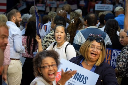 Participantes en un mitin para la comunidad latina encabezado por el segundo 'caballero' y esposo de Harris, Doug Emhoff, en la ciudad de Allentown.