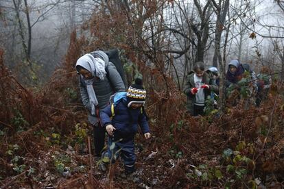 Alia y su hijo de 5 años caminan por un bosque tras cruzar la frontera bosnio-croata cerca de la ciudad bosnia de Velika Kladusa. Familias enteras de migrantes se desplazan en medio del frío en Bosnia mientras intentan llegar a Occidente. La Unión Europea ha advertido al país balcánico que debe actuar para evitar un desastre humanitario.