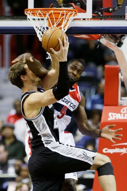 Martell Webster, de los Washington Wizards, hace falta sobre Splitter, de los Spurs.