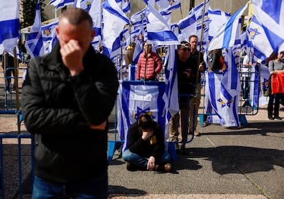 Reacciones de israelíes, en la plaza de Tel Aviv dedicada a los rehenes, durante la entrega de los ataúdes. 