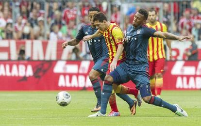 Messi intenta irse de Thiago y Boateng.