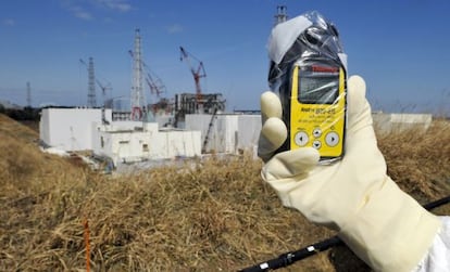 Un medidor de radiación ante la nuclear de Fukushima.