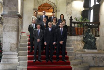 El presidente de la Generalitat, Alberto Fabra, posa con los miembros del Consell tras la remodelación de la semana pasada.