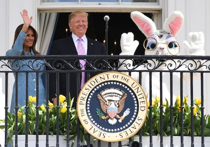 Melania Trump, Donald Trump y el Conejo de Pascua saludan a los asistentes durante las celebraciones de Pascua en la Casa Blanca, en Washington.