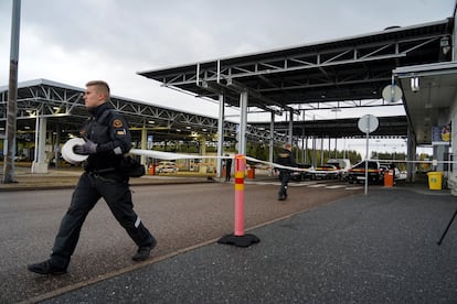 Un guardia coloca una cinta en el cruce fronterizo de Vaalimaa, en Finlandia.