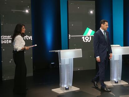 Los candidatos de Vox, PP y PSOE, Macarena Olona, Juan Manuel Moreno y Juan Espadas, respectivamente, se acercan a sus atriles antes del primer debate electoral en RTVE.