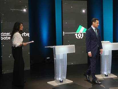 Los candidatos de Vox, PP y PSOE, Macarena Olona, Juan Manuel Moreno y Juan Espadas, respectivamente, se acercan a sus atriles antes del primer debate electoral en RTVE.