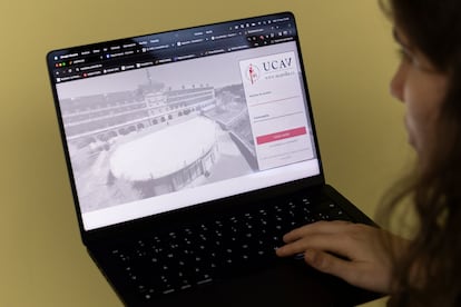 Una universitaria consulta la página de la Universidad Católica de Ávila.