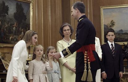 El rey Felipe VI ante la reina Letizia y sus hijas, la princesa de Asturias Leonor y la infanta Sofía, Doña Sofía y la infanta Elena junto a su hijo mayor, Felipe Juan Froilán.
