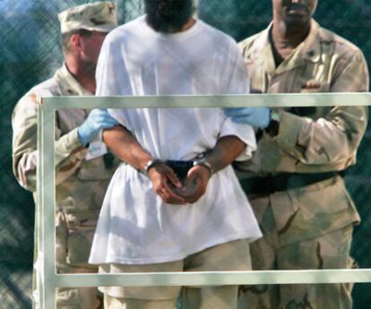 Dos militares de EE UU conducen a un detenido en la prisión de la base naval estadounidense de Guantánamo.