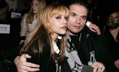 La actriz Brittany Murphy, fallecida el pasado diciembre, decidió mantener a su marido Simon Monjack fuera de la herencia, y en su lugar le dejó todos sus bienes a su madre, según informa la web TMZ. Pese al desaire sufrido, Simon insiste en que está feliz con la decisión de Brittany y que él mismo le pidió que no le legara nada. Brittany Murphy realizó dos veces su herencia antes de morir, una antes de casarse con Simon Monjack y otra después de la boda. En ambas versiones, Brittany optó por dejarle todo lo que poseía a su madre Sharon, quien ahora posee la fortuna de la actriz (cuyo valor se desconoce) así como la casa de Los Angeles que le compró a Britney Spears; y que ahora Sharon ha decidido poner en venta pues piensa mudarse a Nueva York.