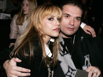 La actriz Brittany Murphy, fallecida el pasado diciembre, decidió mantener a su marido Simon Monjack fuera de la herencia, y en su lugar le dejó todos sus bienes a su madre, según informa la web TMZ. Pese al desaire sufrido, Simon insiste en que está feliz con la decisión de Brittany y que él mismo le pidió que no le legara nada. Brittany Murphy realizó dos veces su herencia antes de morir, una antes de casarse con Simon Monjack y otra después de la boda. En ambas versiones, Brittany optó por dejarle todo lo que poseía a su madre Sharon, quien ahora posee la fortuna de la actriz (cuyo valor se desconoce) así como la casa de Los Angeles que le compró a Britney Spears; y que ahora Sharon ha decidido poner en venta pues piensa mudarse a Nueva York.