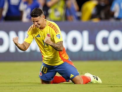 James Rodríguez celebra el triunfo de Colombia sobre Uruguay en las semifinales de la Copa América.