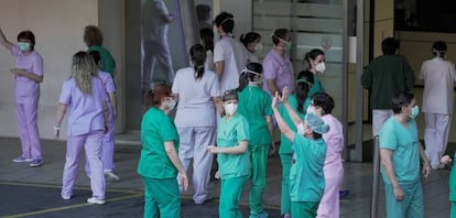 Trabajadores sanitarios en un hospital de Barakaldo.