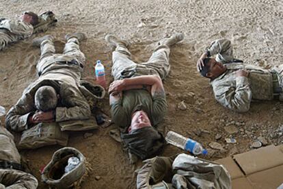 Un grupo de <i>marines</i> estadounidenses descansan en su campamento próximo a Faluya después de un intercambio de disparos con la resistencia.