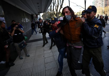 Un manifestante es detenido por la policía.