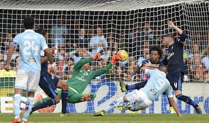 Keylor Navas detiene un tiro de Aspas durante el partido Celta Vigo-Real Madrid.