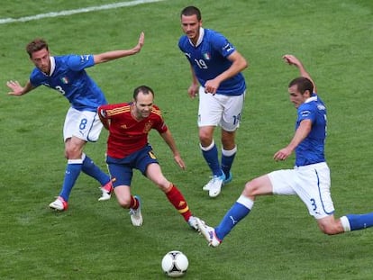 Iniesta, trata de robar el balón ante Italia.