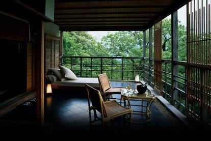 Fue el retiro de la familia imperial Kaninnomiya, en el parque nacional Hakone, próximo a Tokio. Hoy destila una atmósfera zen entre biombos minimalistas, jardines sensoriales y un servicio tan discreto como inolvidable. Merece por sí solo un tratado de arquitectura contemporánea. Teléfono: +81 460-82-3331. www.gorakadan.com