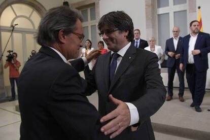 Puigdemont abraza a Artur Mas.