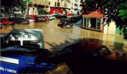 1997. Tragedia en Melilla. La avalancha provocada por el reventón de un depósito de agua en Melilla causó, en noviembre de 1997, nueve muertos, entre ellos, una mujer embarazada y sus dos hijos. En la imagen, una de las calles de la ciudad autónoma, totalmente inundada. 