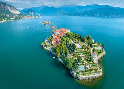 Vista aérea de los jardines barrocos del Palazzo Borromeo en Isola Bella, en lago Maggiore (Italia).