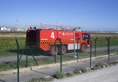 Vehículo de bomberos en el aeropuerto de El Altet