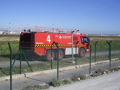 Vehículo de bomberos en el aeropuerto de El Altet