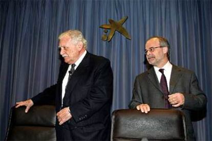 El presidente de La Caixa, Ricard Fornesa, junto al consejero de Economía, Antoni Castells.