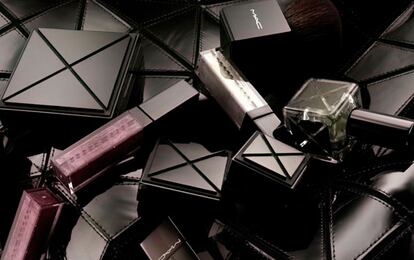 La colección exclusiva de Gareth Pugh para MAC no se llegó a distribuir en España. Sin embargo la puedes comprar algunas de sus piezas a través de la web Temptalia, que parten de 10 dólares.