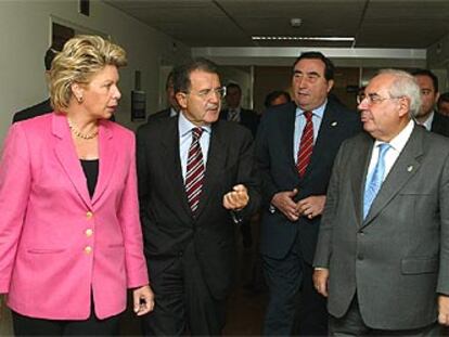 Viviane Reding, Romano Prodi, Graciano García y Vicente Álvarez Areces salen de la reunión.