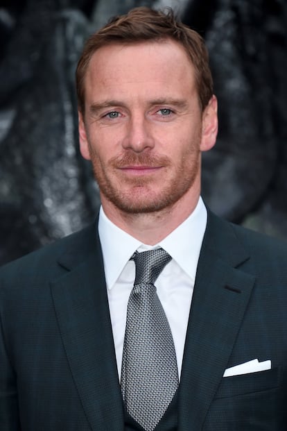 Michael Fassbender. En 2010, la ex novia de Michael Fassbender, la también actriz Sunnawin ‘Leasi’ Andrews, presentó una denuncia al juzgado de Los Ángeles en el que pedía una orden de alejamiento contra el actor y reclamaba que abandonase el domicilio común en Bel Air. En el documento, al que accedió TMZ, Andrews defendía que durante un festival de cine en 2009, y tras una borrachera, Fassbender le lanzó una silla a la cara que le rompió la nariz. También acusaba al actor de “haberla arrastrado desde su coche” una noche, después de discutir sobre un ex novio de la joven, hecho que le provocó una lesión en el tobillo y la rótula izquierda, así cómo la rotura de un quiste ovárico. Los cargos fueron retirados por la afectada un mes después y, según explicaron fuentes cercanas a la actriz, se hizo “porque ella no quería dañar la carrera del actor”.