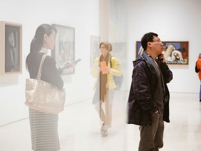 Visitantes del Museo Picasso de M&aacute;laga, que acoge la colecci&oacute;n de Christine y Bernard Ruiz-Picasso. 