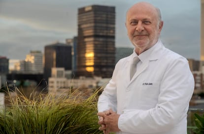 Pedro Jaén en una foto de 2023, en la terraza de su despacho en la calle Serrano, desde la que se ve el 'skyline' madrileño.