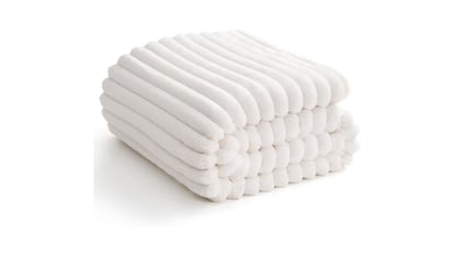 Manta extragrande sobre fondo blanco.