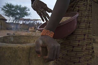 Num país que é um dos mais pobres do mundo, são as mulheres que se ocupam da produção doméstica de comida, contribuindo dessa forma para a segurança alimentar da família. Cabe a elas processar e preparar as refeições. Além de tarefas como amassar e moer grãos, atividade que geralmente demanda muito tempo, as mulheres processam e conservam as poucas frutas e verduras obtidas em suas hortas caseiras ou colhidas nos arredores.