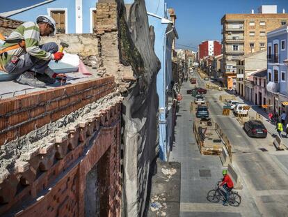 Una de las calles del barrio valenciano de El Cabanyal, con obras en las casas y en la vía pública. 