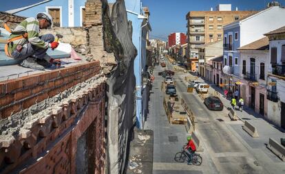Una de las calles del barrio valenciano de El Cabanyal, con obras en las casas y en la vía pública. 