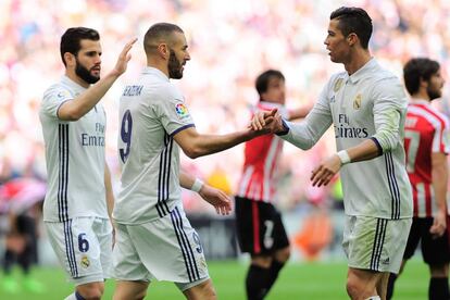 Benzema. Nacho y Cristiano se saludan durante el enfrentamiento ante el Athletic de Bilbao de esta temporada.