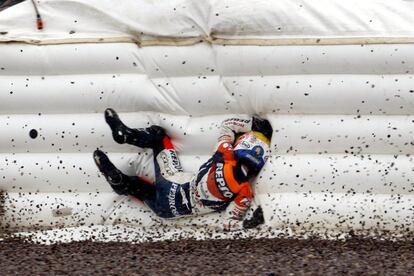 Dani Pedrosa choca con un muro de contencin tras una cada durante el Gran Premio de Alemania de MotoGP, disputado en el circuito de Sachsenring, el 13 de julio de 2008.