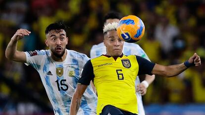 Byron Castillo intenta controlar el balón ante el argentino Nicolás González.