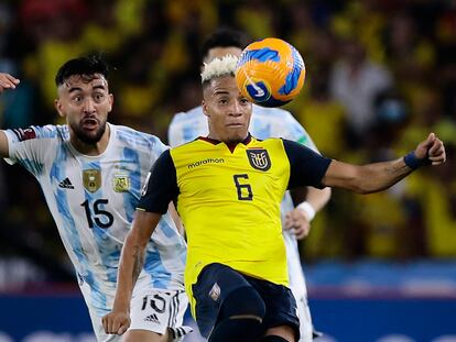 Byron Castillo intenta controlar el balón ante el argentino Nicolás González.