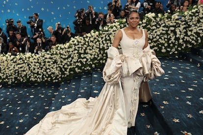 Müzikal ve 'The Good Fight' oyuncusu Audra McDonald, Kaliforniya merkezli firma Harbison Studio'nun bej tasarımlı pelerinini giydi.