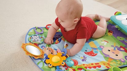 Están fabricadas con tejidos extrasuaves e incorporan juguetes que estimulan los sentidos de los bebés.