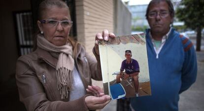 Antonia y Manuel Guile muestran una foto de su hermano muerto en la cárcel de Sevilla.