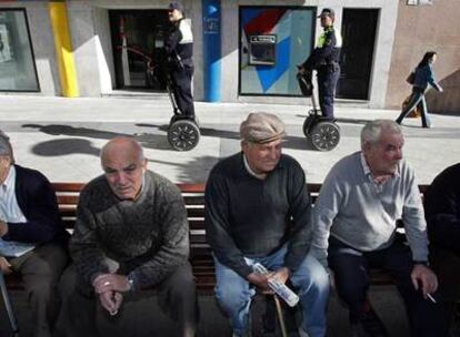 Dos policías municipales patrullan en Segway por una calle de Alcobendas.